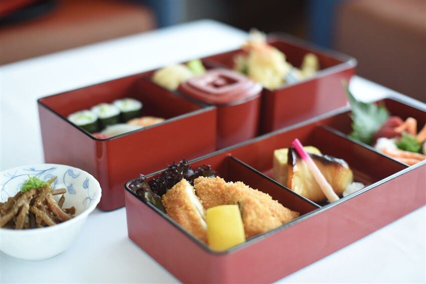 仕切りのある弁当箱のイメージ
